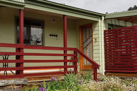 Cottage On Main - Kawana Tourism 1