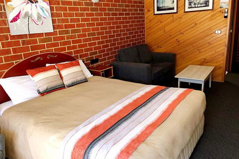The Elms Motor Inn - Kawana Tourism 1