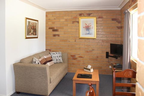 Copper Country Motor Inn & Restaurant - Kawana Tourism 4
