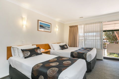 Flag Motor Lodge - Kawana Tourism 1