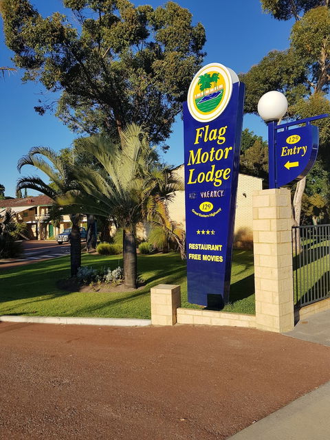 Flag Motor Lodge - Kawana Tourism 0