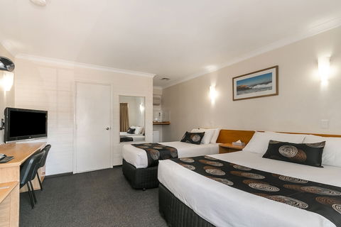 Flag Motor Lodge - Kawana Tourism 6