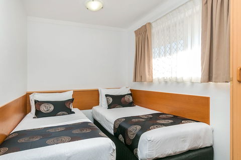 Flag Motor Lodge - Kawana Tourism 5