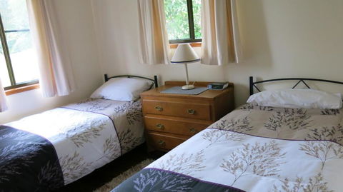 Ravensbourne Escape Cedar Lodge - Kawana Tourism 4