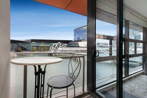 Waterfront Melbourne Apartments - Kawana Tourism 6