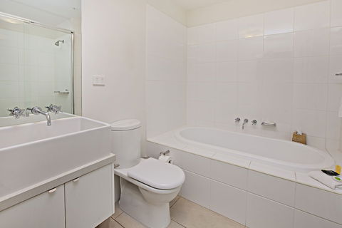 Waterfront Melbourne Apartments - Kawana Tourism 3
