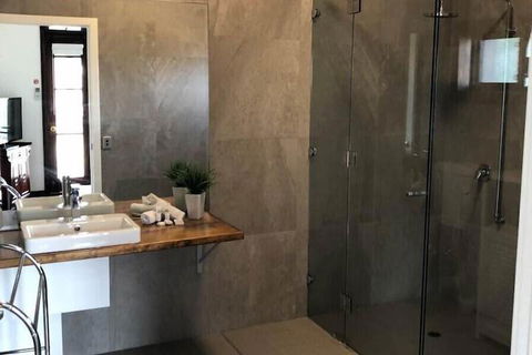 Fairway Manor Accommodation - Kawana Tourism 4