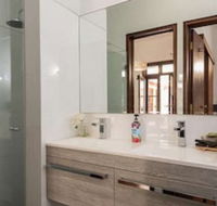 Fairway Manor Accommodation - Kawana Tourism