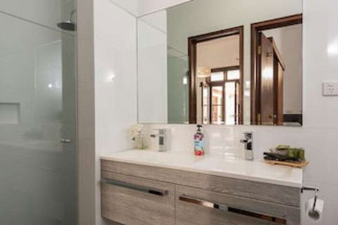 Fairway Manor Accommodation - Kawana Tourism 0