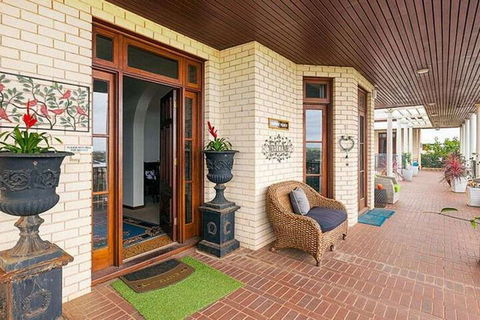 Fairway Manor Accommodation - Kawana Tourism 1