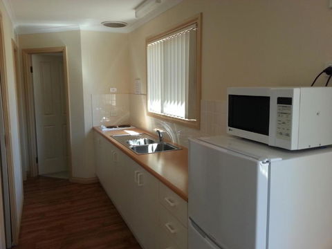 Sonbern Lodge Motel - Kawana Tourism 3