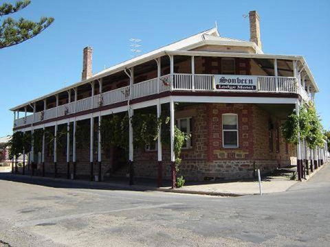 Sonbern Lodge Motel - Kawana Tourism 6