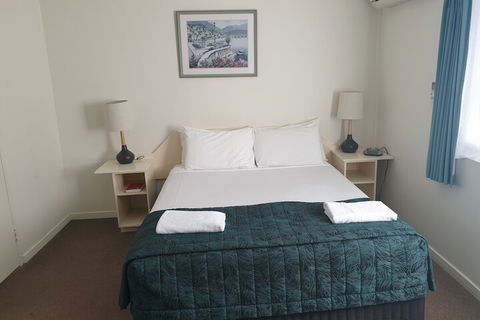 Earls Court Motor Inn - Kawana Tourism 5