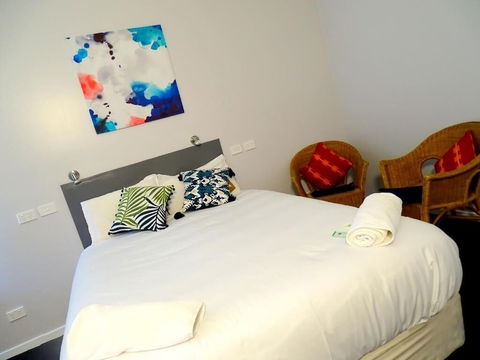 Mercury Motor Inn - Kawana Tourism 4