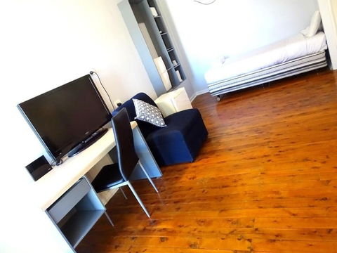 Mercury Motor Inn - Kawana Tourism 3