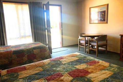 Victoriana Motor Inn - Kawana Tourism 7