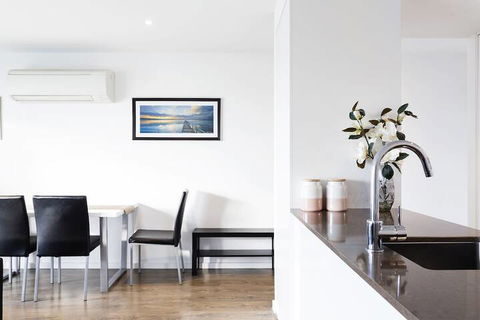 RNR Serviced Apartments North Melbourne - Kawana Tourism 4