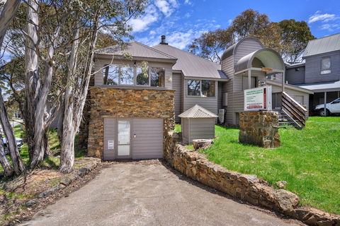 Currawong Lodge - Kawana Tourism 1