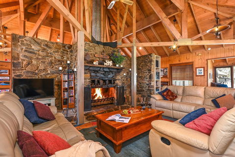 Currawong Lodge - Kawana Tourism 5