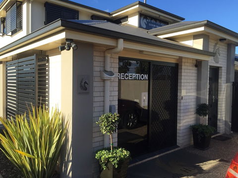21 On Hursley Motel Apartments - Kawana Tourism 1