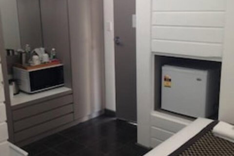 Elmore Victoria Hotel Motel - Kawana Tourism 5