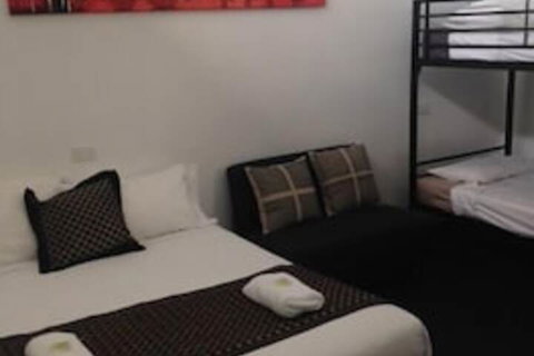 Elmore Victoria Hotel Motel - Kawana Tourism 3