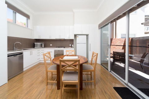Waterstreet Apartment - Kawana Tourism 4