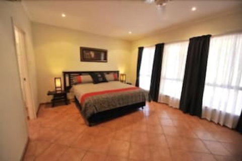 Ochre Moon B&B - Kawana Tourism 3