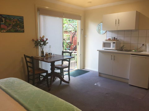 Emeu Inn - Kawana Tourism 6