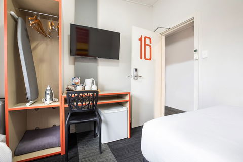 Villawood Hotel - Kawana Tourism 6