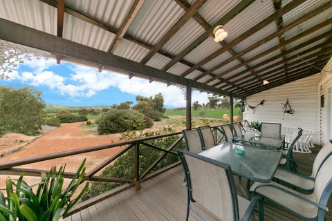Hillside Country Retreat - Kawana Tourism 6