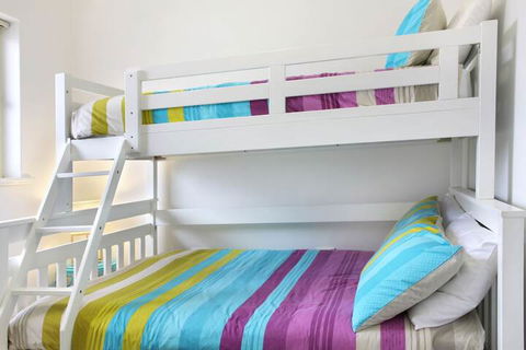 Seaview Sunset Holiday Apartments - Kawana Tourism 5