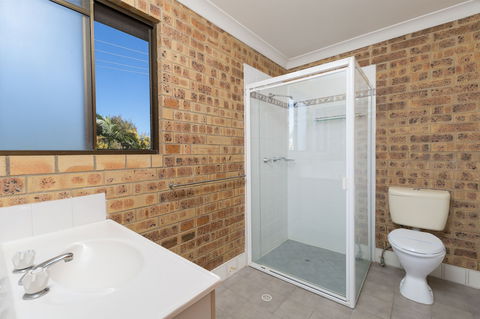 Golden Beach Motor Inn - Kawana Tourism 1