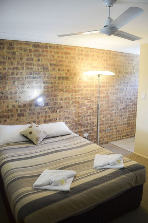 Golden Beach Motor Inn - Kawana Tourism 5