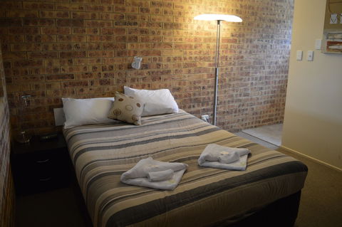 Golden Beach Motor Inn - Kawana Tourism 4