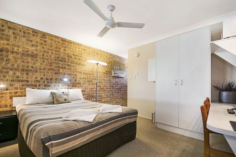Golden Beach Motor Inn - Kawana Tourism 2
