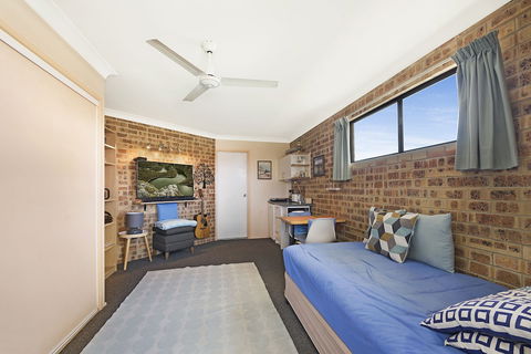 Golden Beach Motor Inn - Kawana Tourism 3