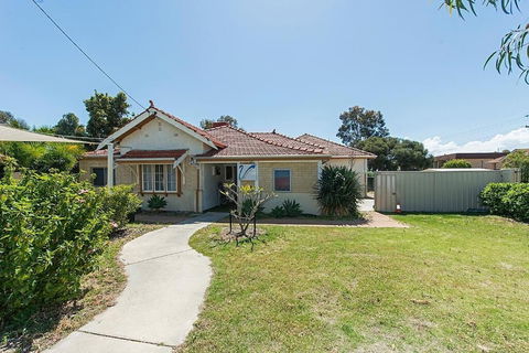Victoria Park Lodge - Hostel - Kawana Tourism 1