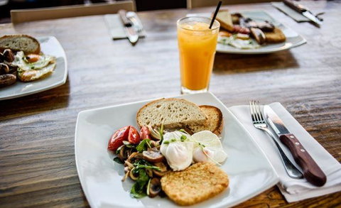 Waterfront Grill - Kawana Tourism 8