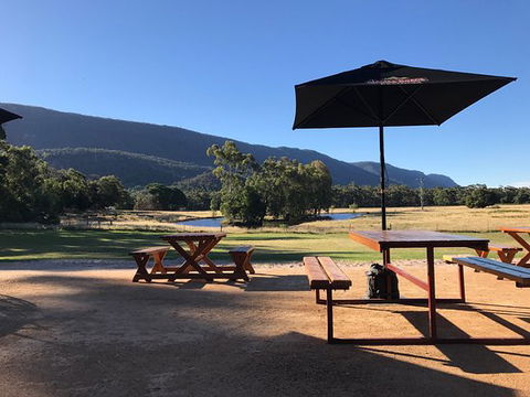 Halls Gap Hotel Restaurant - Kawana Tourism 0