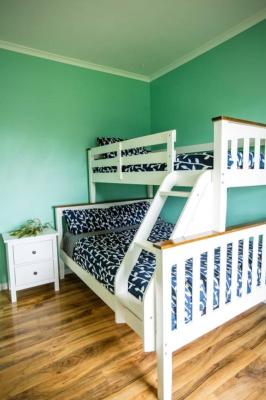 The 12 Apostles Inn / Princetown Tavern - Kawana Tourism 2