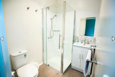 The 12 Apostles Inn / Princetown Tavern - Kawana Tourism 3