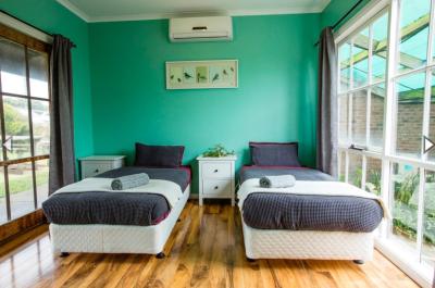 The 12 Apostles Inn / Princetown Tavern - Kawana Tourism 4
