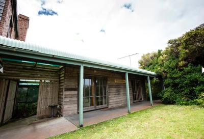 The 12 Apostles Inn / Princetown Tavern - Kawana Tourism 9