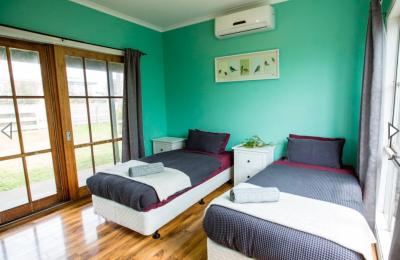 The 12 Apostles Inn / Princetown Tavern - Kawana Tourism 11