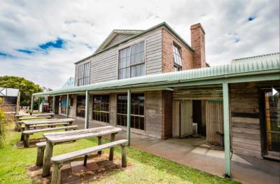 The 12 Apostles Inn / Princetown Tavern - Kawana Tourism 12