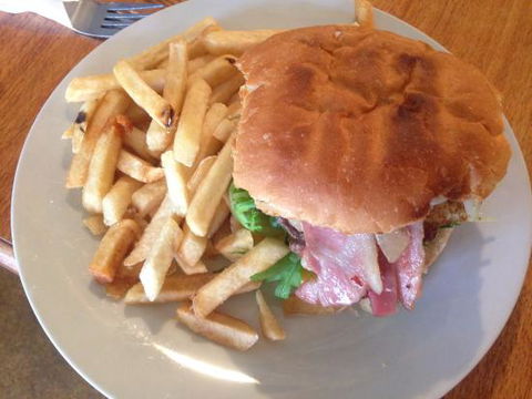 The 12 Apostles Inn / Princetown Tavern - Kawana Tourism 0
