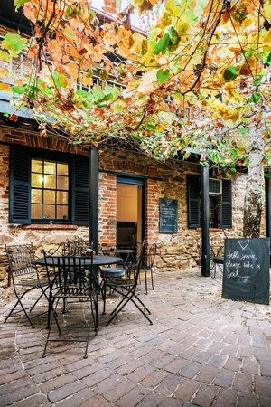 Alby & Esthers - Kawana Tourism 0