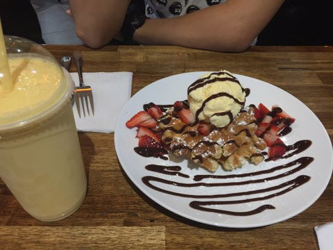 Clyde Treats Petite Yum - Kawana Tourism 0