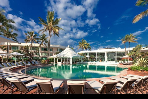 Oasis Pool Bar - Kawana Tourism 0